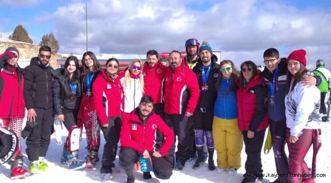 Kayserili kayakçılar Erzincan'dan madalyalar ile döndü
