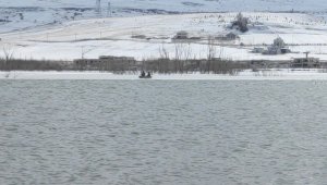 Ördek avlarken barajda mahsur kaldılar