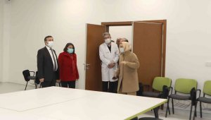 Rektör Çalış, tıp fakültesi merkezi derslikler binasında incelemede bulundu