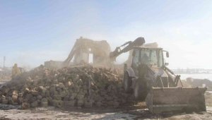 Talas kırsalında tehlikeli yapılar yıkılıyor