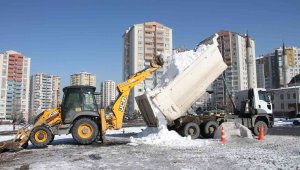 Talas'ta çocukların kızak keyfi için kamyonlarla kar taşındı