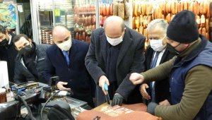 Tatar pastırma kesti, esnafı ziyaret etti