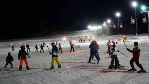 Turistler Erciyes'te yeni yılı meşalelerle karşıladı