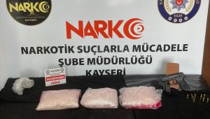 'Dur' ihtarına uymayan araçtan 4 kilo uyuşturucu çıktı