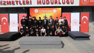 'Minder bizden pehlivan sizden' projesi kapsamında okullara minder verildi