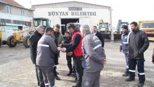 Başkan Altun belediye personelinin kandilini kutladı
