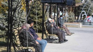 Büyükşehir'den parklara masa, sandalye ve sallanan bank yerleştirdi