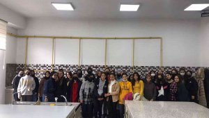 Büyükşehir'in "değer gençlik" projesinde gençler, hem eğleniyor hem de öğreniyor