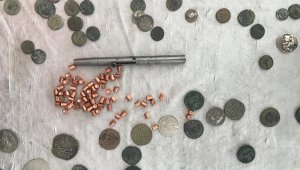 Ekipleri şaşırtan görüntü; buzdolabından suikast silahı ve tarihi eser çıktı