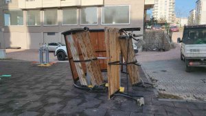 Freni boşalan kamyonet çocuk parkına girdi: 2 yaralı