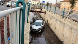 Kanala uçtukları otomobili bırakıp kaçtılar