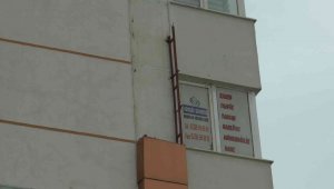 Kayseri'de rüzgar çatıları uçurdu, kaplamaları söktü