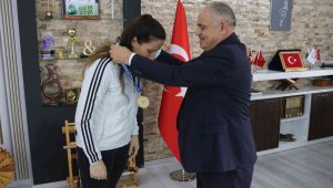 Kick Boks Türkiye Şampiyonu'ndan Başkan Öztürk'e ziyaret