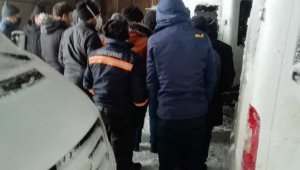 Maden işçileri karda mahsur kaldı