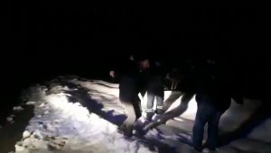 Mahsur kalanları kurtardılar, sevinçten böyle oynadılar