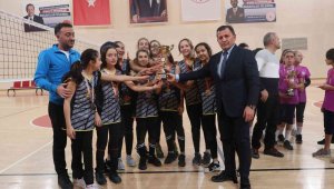 Şampiyon İzzet Öksüzkaya Ortaokulu oldu