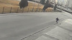 Yaşlı kadının cüzdanını alarak böyle kaçtı