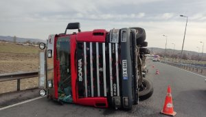 Kayseri'de virajı alamayan tır devrildi