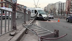 Otomobile çarpan ticari araç bariyerlere girdi: 1 yaralı
