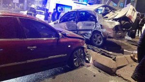 Otomobiller çarpıştı: 2 yaralı