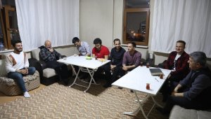 Başkan Çolakbayrakdar öğrenci evinde yağlama yaptı