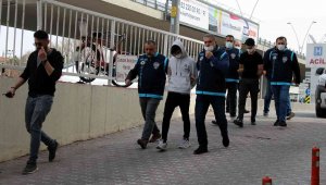 Boğazını keserek öldürdükleri şahsı yakan zanlılar yakalandı