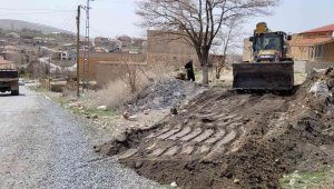 Bünyan'da bozuk yollar yenilenmeye devam ediyor