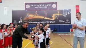 Hasketbol U-10 kız takımı namağlup şampiyon oldu