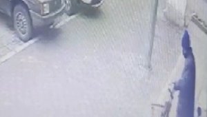 Hırsızın rahatlığı kamerada: Bisikletler kendininmiş gibi çalıp gitti