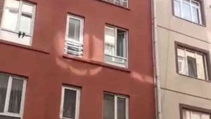 İcra memurlarını gördü, pencereye çıktı