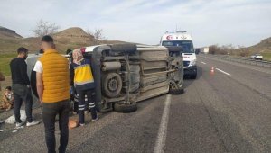 Kayseri'de hafif ticari araç yan yattı: 7 yaralı