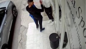 Mankenin üstündeki eşofmanı çaldı, selam verip kaçtı