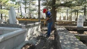 Melikgazi'de bayram öncesi mezarlıklar temizlendi