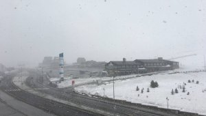 Nisan ayında yağan kar, Erciyes'i beyaza bürüdü