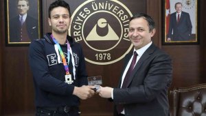 Şampiyon Basketbol Erkek Takımı Sporcularından Rektör Çalış'a ziyaret