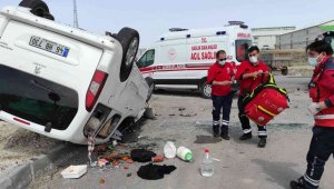 Traktör ile hafif ticari araç çarpıştı: 2 yaralı