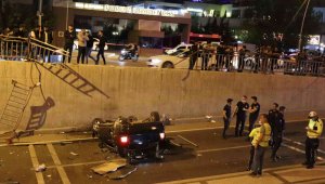 Altgeçide düşen otomobilde can pazarı: 3 yaralı