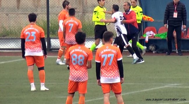 Futbolcu hakeme saldırdı maç tatil edildi