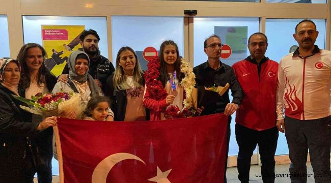 Olimpiyat üçüncüsü Arslan çiçeklerle karşılandı