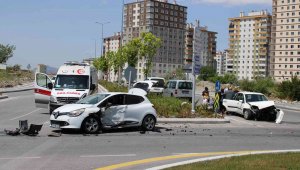 Otomobiller çarpıştı: 4 yaralı