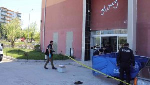 Uyuşturucu imal eden şahıs yakalanacağını anlayınca 10. kattan atladı