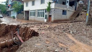 Yahyalı'da sağanak sele ve heyelana neden oldu