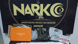 Yakalanacaklarını anladılar, uyuşturucu maddeyi tarlaya bıraktılar