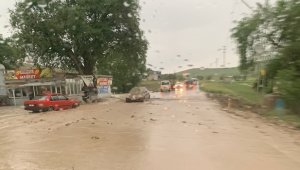 Kayseri'de sağanak yağış hayatı olumsuz etkiledi