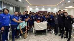 Kayserisporlu Nurettin, 20. yaş gününü antrenman sonrası kutladı