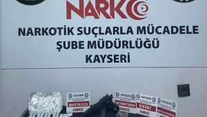 Kovalama sonucu yakalanan araçta uyuşturucu ve tarihi sikke çıktı
