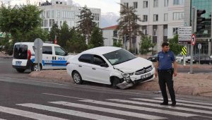 Otomobiller çarpıştı; 1 yaralı