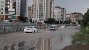 Sağanak yağış hayatı olumsuz etkiledi