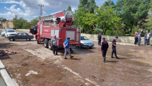 Selde araçları çamura saplanan 5 kişi kurtarıldı