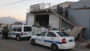 Aynı evde kalan işçiler birbirini bıçakladı: 1 ölü, 1 yaralı